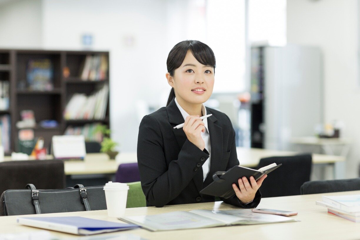 何かひらめく就職活動中の女性