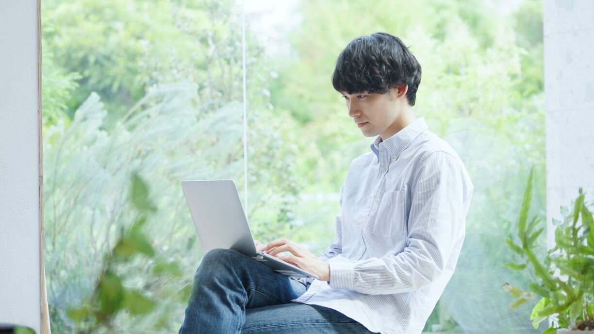 パソコンをする若い男性