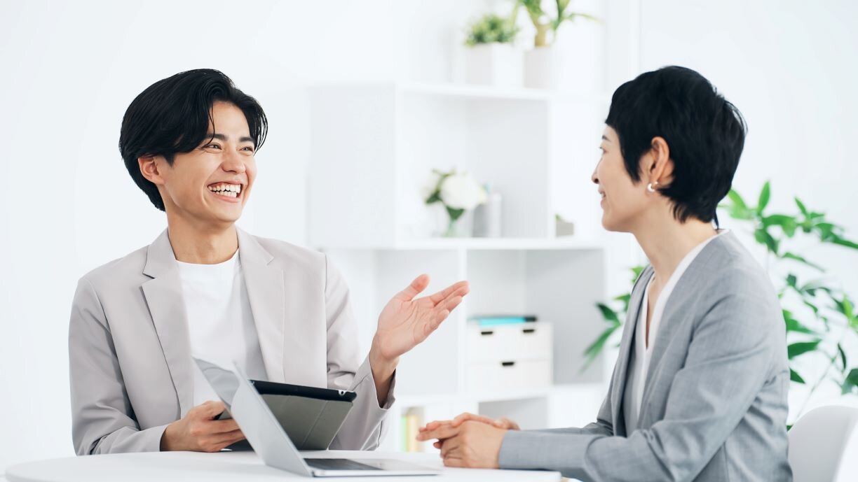 笑顔で会話するビジネスパーソン