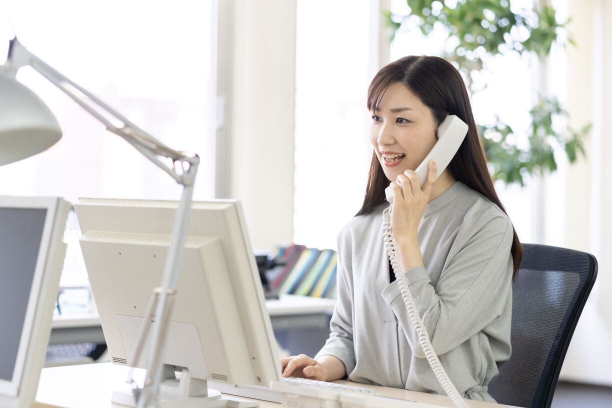 電話するデスクワーク女性